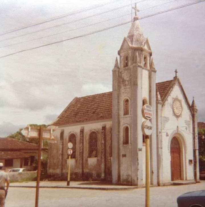 Fotografia antiga da fachada lateral e da torre da antiga Igreja de São Pedro