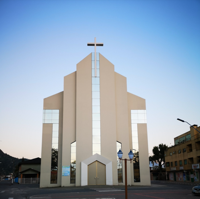 Vista frontal da Igreja Matriz São Pedro Apóstolo de Matinhos