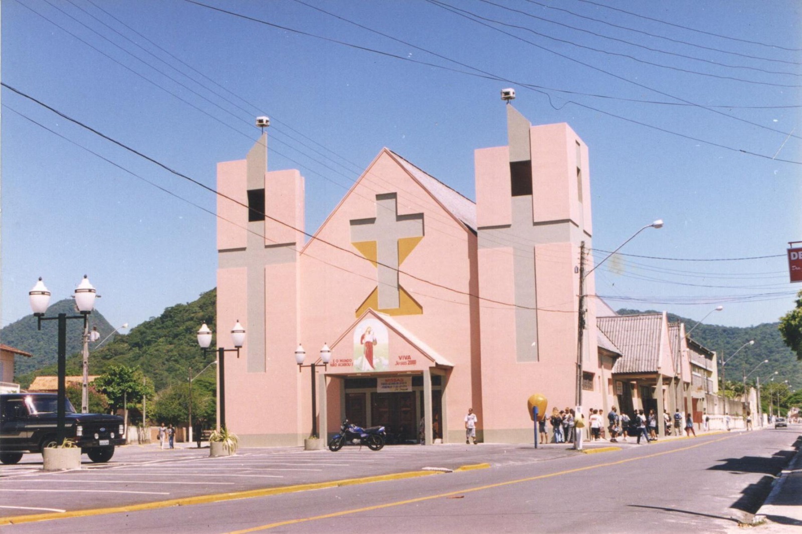 Fotografia da Igreja Matriz de São Pedro Apóstolo de Matinhos em uma fase mais recente